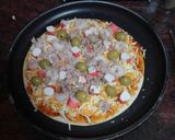 Foto del paso 2 de la receta: Pizza de atún, gambas, palitos de cangrejo y aceitunas