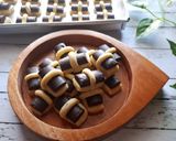 Foto langkah ke 5 dari resep Chocolate stick cookies.