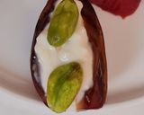 Foto del paso 4 de la receta: Dátiles rellenos 💙 🌴 queso azul, labneh y pistachos