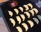 Une image de l'étape 4 de Minis croissants au cheddar, pecorino et pavot bleu.
