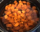 Une image de l'étape 3 de Purée de carottes aux épices, ail et persil.