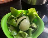 A picture of step 1 of Chicken jelfrazi.