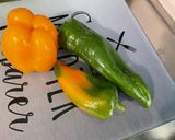 Une image de l'étape 2 de Riz aux poivrons tricolores, saucisses alsaciennes, tomates et pesto.