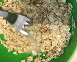 Foto del paso 1 de la receta: Galletitas de avena al microondas sin gluten (con coco, pasas y miel)