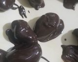 A picture of step 4 of Chocolate almonds.