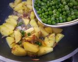 A picture of step 4 of Mattar aloo.