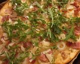 Une image de l'étape 4 de Pizza blanche au jambon et pecorino.