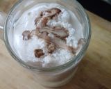 A picture of step 4 of Chocolate vanilla milkshake.
