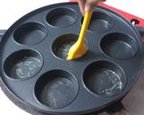 Foto langkah ke 5 dari resep Bolu karamel mini (kue sarang semut).