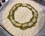 Une image de l'étape 5 de Couronne feuilletée au pesto, gouda et coriandre.