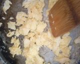 A picture of step 2 of Soyayyar makaroni da kwai.
