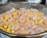 Foto del paso 1 de la receta: Garbanzos con gambas y chorizo