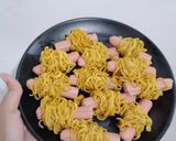 Foto langkah ke 4 dari resep Sosis Gulung Mie Telur.