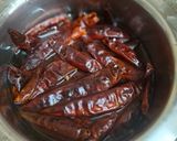 A picture of step 1 of Rajasthani lasun chutney.