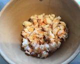 Une image de l'étape 2 de Fleurs de courgettes farcies aux crevettes tomates cerises noires et deux fromages.