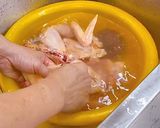 Hình bước làm 2 của món Cơm nhà 8 - cơm xúp lơ, canh gà nấm tóc tiên