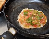 A picture of step 4 of Schezwan chutney brown Bread 🍞 tomato 🍅 onion omellete.