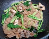 รูปขั้นตอนการทำที่ 2 ของ ผัดซีอิ้วเส้นหมี่ (หมูไก่ไข่)