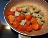 Foto del paso 3 de la receta: Solomillo con salsa de naranja, fresones y miel