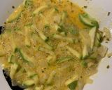 Foto del paso 4 de la receta Tortilla de calabacín, cebolla y parmesano