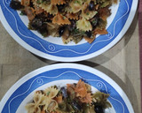Foto del paso 8 de la receta: Lazos vegetales de pasta con aceitunas en pisto