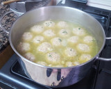 Foto del paso 7 de la receta: Caldo con pelotas típicas ricas de la brigada espartana