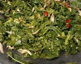 Foto langkah ke 5 dari resep Tumis Daun Singkong Pepaya Teri.