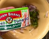 Gambar langkah 2 resipi Roti gulung tuna tin goreng telur.