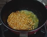 Foto langkah ke 2 dari resep Popcorn - Salted Butter.