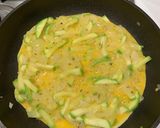 Foto del paso 4 de la receta Tortilla de calabacín, cebolla y parmesano