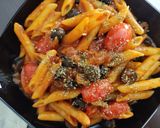 Foto del paso 5 de la receta: Penne all'aglio, acciughe, pomodoro, olive nere