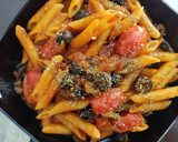 Foto del paso 5 de la receta: Penne all'aglio, acciughe, pomodoro, olive nere