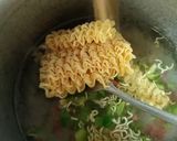 A picture of step 4 of Knorr Spicy and Tangy Soup Instant Noodles.