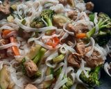 Foto del paso 5 de la receta: Fideos de arroz con pollo y verduras