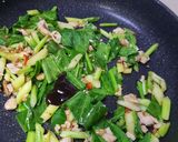 รูปขั้นตอนการทำที่ 2 ของ ผัดคะน้าอกไก่