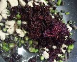 รูปขั้นตอนการทำที่ 3 ของ ข้าวไรซ์เบอร์รี่คลุกผัดกะเพราอกไก่ คลีน