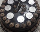 A picture of step 9 of Chocolate coins cake.