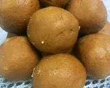 A picture of step 3 of Besan ke laddu.