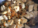 Espaguetis con pollo al curry y salsa de soja