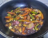 Foto del paso 3 de la receta: Filete de pescado salteado con pimiento, sobre lecho de tomato y lechuga