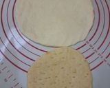 A picture of step 6 of Paneer Tikka Cheese Burst Pizza, without oven.
