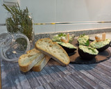 Foto del paso 3 de la receta: Ensalada fría y ligera de aguacate 🥑, gambas 🦐 y requesón 🧀