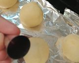 Foto langkah ke 3 dari resep Donat glaze tiramisu homemade.