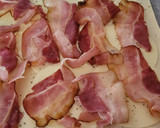 Foto del paso 4 de la receta: Hojaldre de queso, bacon y pasas de corinto
