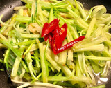 芹菜炒蝦仁 / 簡單年菜 / 家常菜的食譜步驟3照片