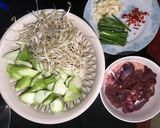 Hình bước làm 1 của món Lòng gà xào mướp!