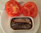 Foto del paso 4 de la receta Tostas de piquillo rellenas de sardinas con tomate