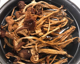 干煸· 茶树菇（小朋友许多年以前的味蕾记忆😋😋）的食譜步驟1照片