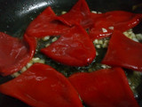 Calabacín con crema de piquillo y langostino