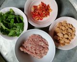 รูปขั้นตอนการทำที่ 1 ของ ผัดกระเพราหมูสับลูกชิ้นไก่